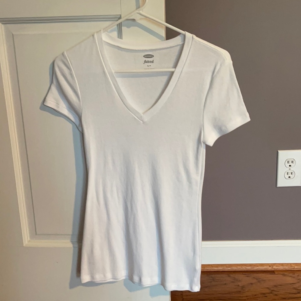 White fitted Old Navy shirt